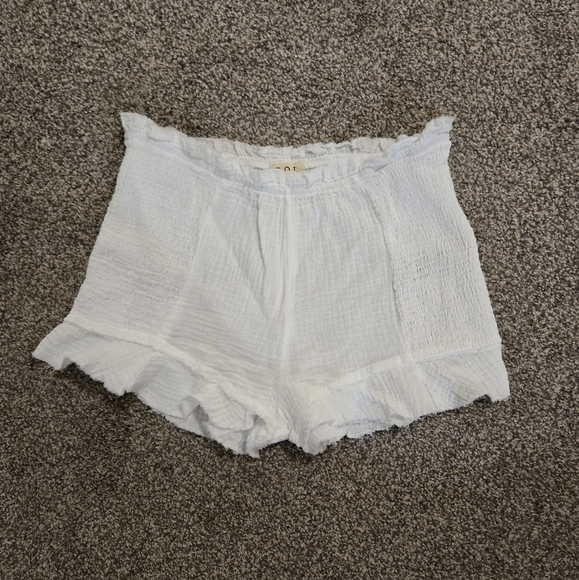 POL Pants - Brand new!! NWOT POL boutique white stretchy ruffle shorts size medium